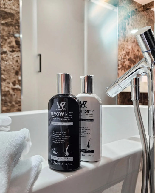 Šampon in balzam Watermans v kopalnici